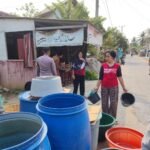 POLRES SERANG SALURKAN 8.000 LITER AIR BERSIH UNTUK WARGA TERDAMPAK KEKERINGAN DI DESA KELAPIAN