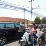 Antisipasi Dampak Abu Vulkanik Gunung Anak Krakatau, Polsek Plered Turun ke Jalan Bagikan Masker untuk Warga